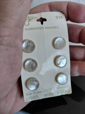 Vtg New  Mother-of-Pearl Effect 6 Button Set